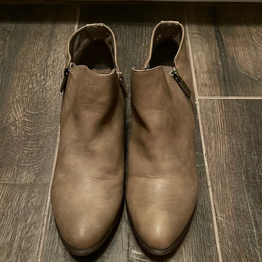Bella Marie taupe bootie size 9
